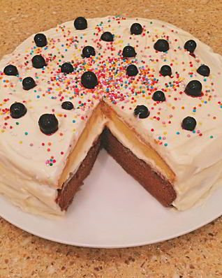 Сливочно-шоколадный торт с клубничной пропиткой