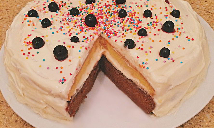 Рецепт сливочно-шоколадного торт с клубничной пропиткой