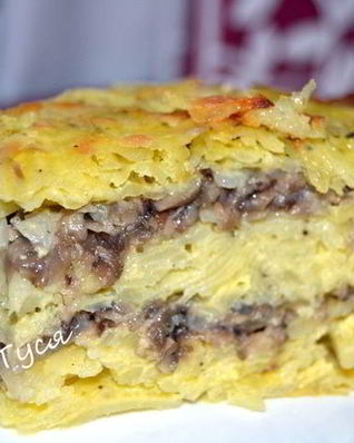 Слоеный картофельный торт с солеными грибами