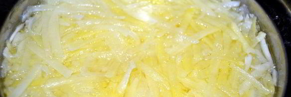 слоеный картофельный торт с солеными грибами