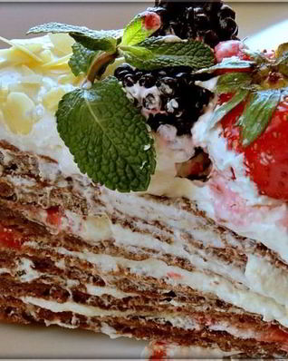 Торт из панкейков с клубникой