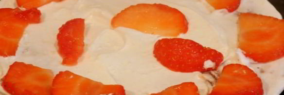 торт из панкейков с клубникой