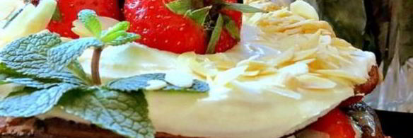 торт из панкейков с клубникой