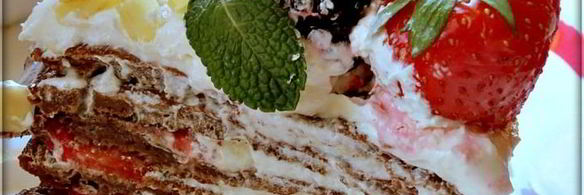 торт из панкейков с клубникой