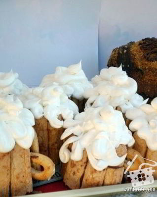 Торт Пивные кружки с бочкой пива медовые шарики