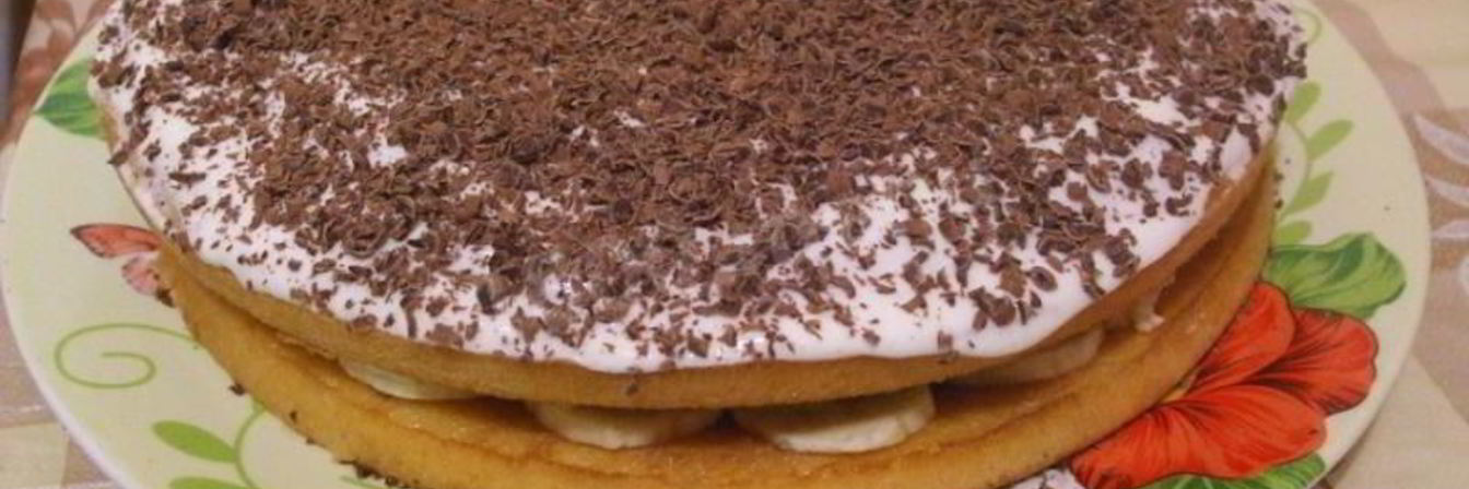 Торт с фруктами без выпечки на коржах