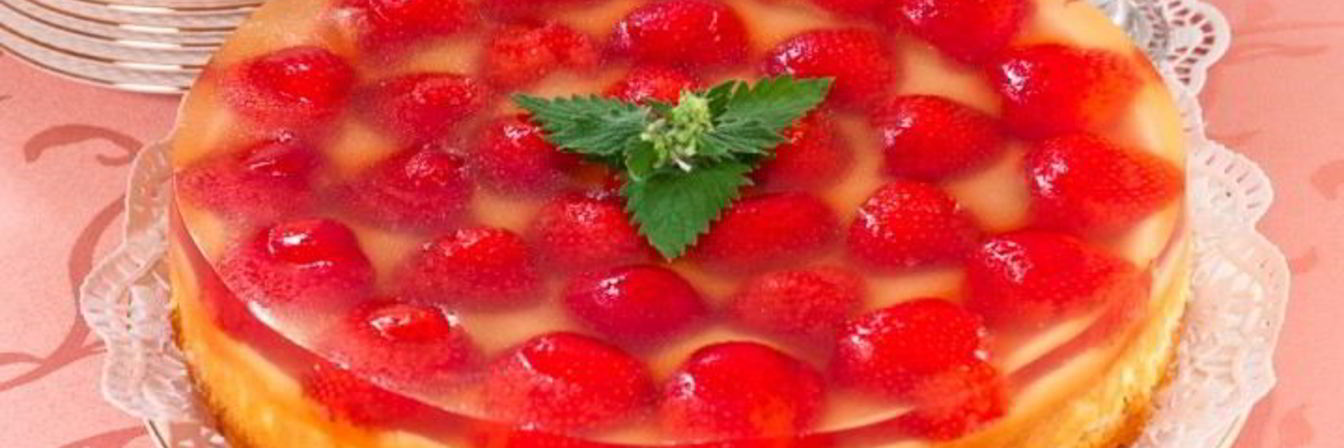 Торт с клубникой, сырным кремом и желе