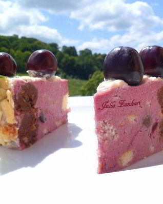 Торт со смородиново-сливочным кремом, черешней, шоколадными шариками и карамелизированным миндалем