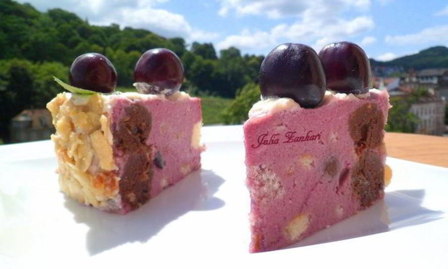 Рецепт торта со смородиново-сливочным кремом, черешней, шоколадными шариками и карамелизированным миндалем