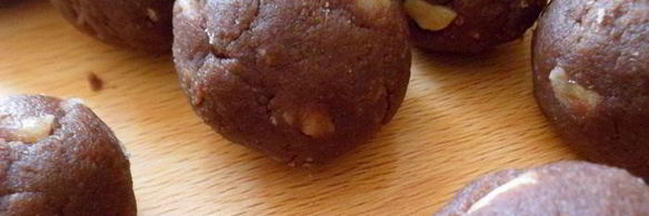 торт со смородиново-сливочным кремом, черешней, шоколадными шариками и карамелизированным миндалем