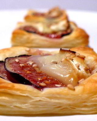 Закусочные слойки с инжиром и камамбером