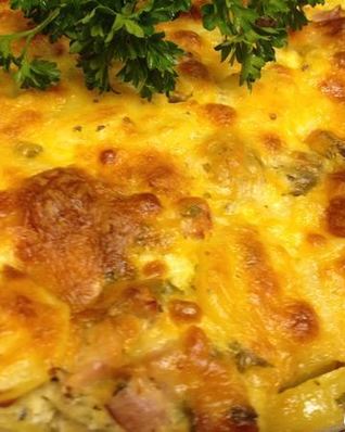 Картофельная запеканка с беконом и грибами