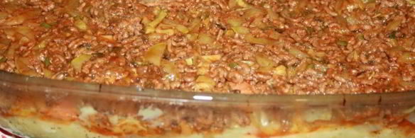 картофельная запеканка с говяжьим фаршем, пекинской капустой, кабачками и сыром сулугуни