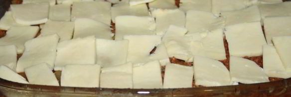 картофельная запеканка с говяжьим фаршем, пекинской капустой, кабачками и сыром сулугуни