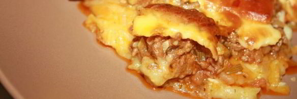 картофельная запеканка с говяжьим фаршем, пекинской капустой, кабачками и сыром сулугуни