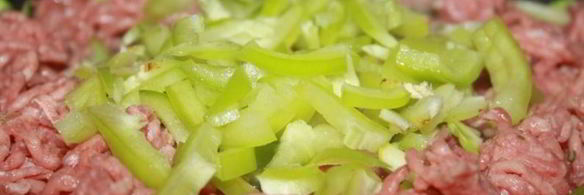 картофельная запеканка с говяжьим фаршем, пекинской капустой, кабачками и сыром сулугуни