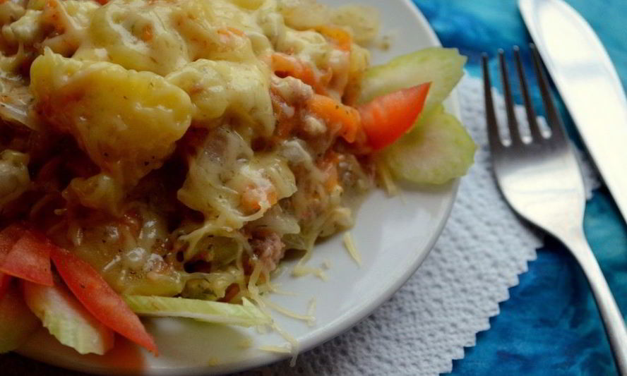 Рецепт ленивой запеканки из овощей, фарша и мягкого сыра