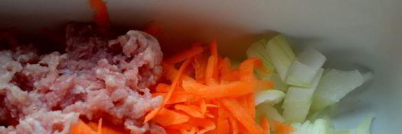 ленивая запеканка из овощей, фарша и мягкого сыра