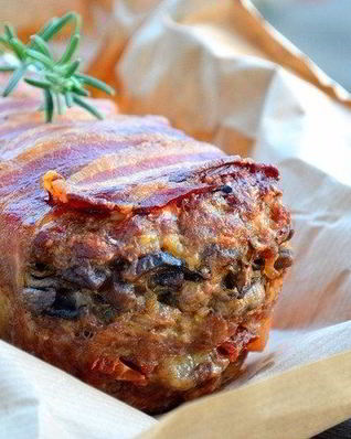 Мясная запеканка в беконе с грибами