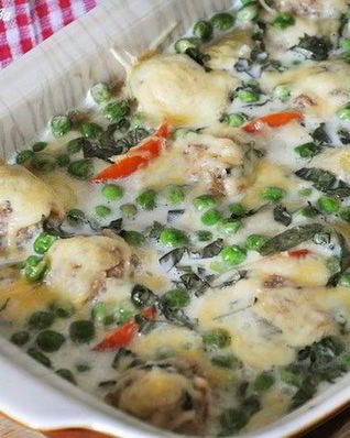 Овощная запеканка с мясными шариками, чесноком и базиликом