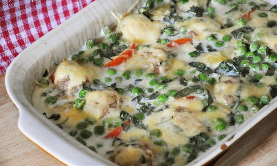 Рецепт овощной запеканки с мясными шариками, чесноком и базиликом