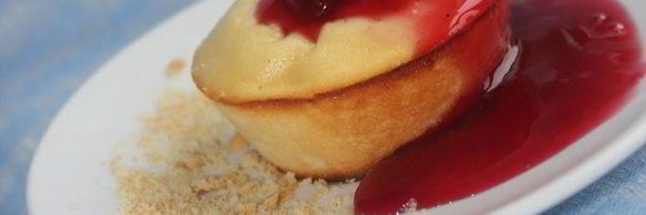 порционная творожная запеканка с ягодным соусом