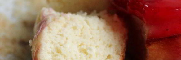 порционная творожная запеканка с ягодным соусом