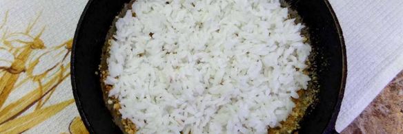 рисовая запеканка с яблоками и изюмом