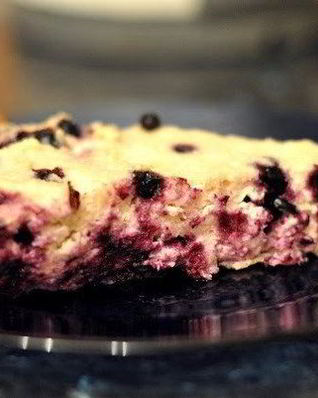 Творожная запеканка с черникой и йогуртом