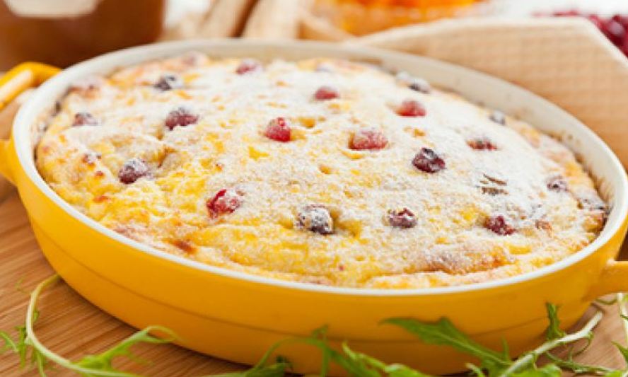Рецепт творожной запеканки с клюквой и изюмом