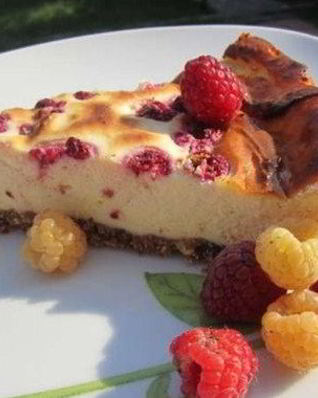 Творожно-ягодная запеканка с сахарной пудрой