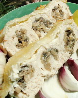 Запеканка из куриных рулетиков с грибами под сливочной заливкой