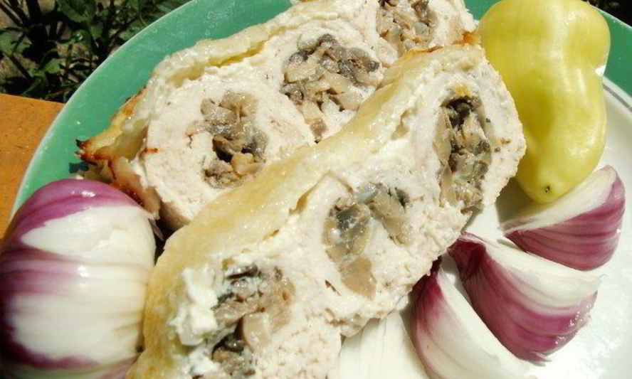Рецепт запеканки из куриных рулетиков с грибами под сливочной заливкой