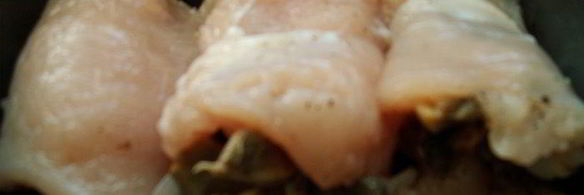 запеканка из куриных рулетиков с грибами под сливочной заливкой