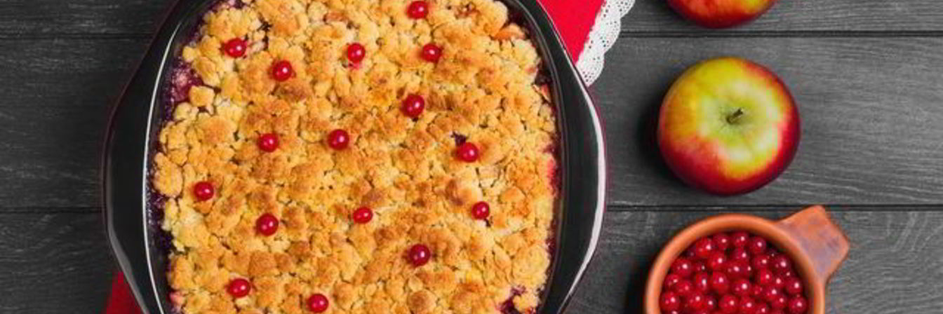 Запеканка из овсяных хлопьев с брусникой