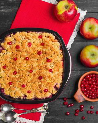 Запеканка из овсяных хлопьев с брусникой