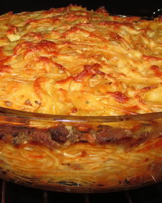 Запеканка со спагетти и мясной прослойкой