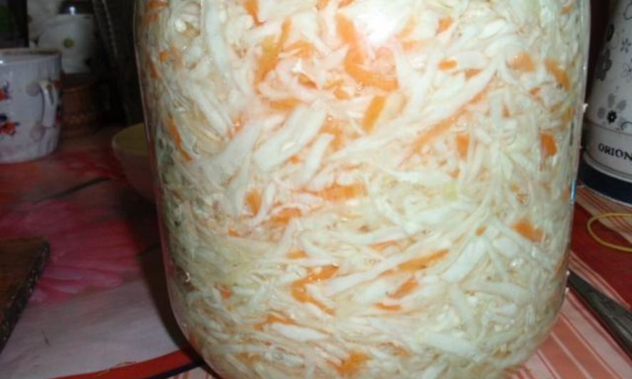 Рецепт быстрой квашеной капусты в банке на зиму