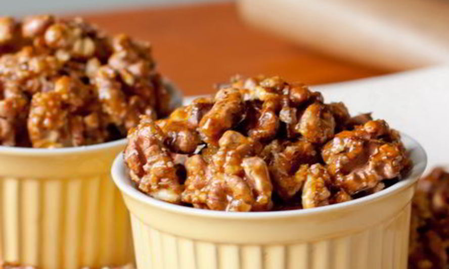 Рецепт грецких орехов в коричневом сахаре с чили