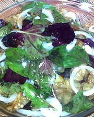 Баклажаны, маринованные с базиликом, луком и чесноком