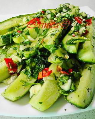 Быстромаринованные огурцы в контейнере