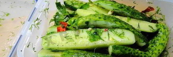 быстромаринованные огурцы в контейнере