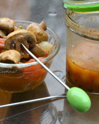 Грибочки маринованные в винном соусе