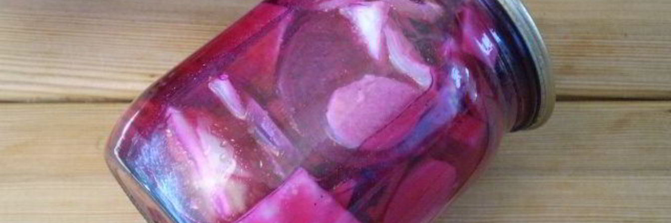 Маринованная капуста со свеклой и чесноком