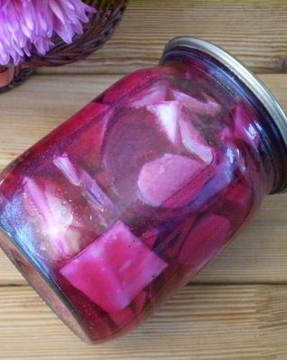 Маринованная капуста со свеклой и чесноком