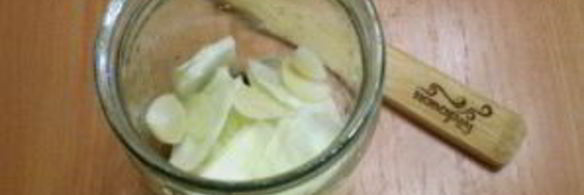 маринованная капуста со свеклой и чесноком