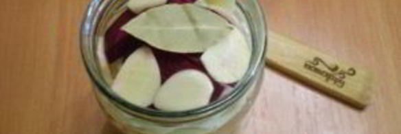 маринованная капуста со свеклой и чесноком