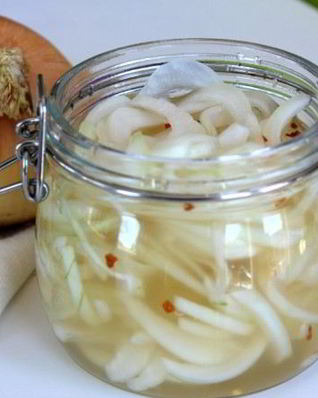 Маринованный лук в уксусе