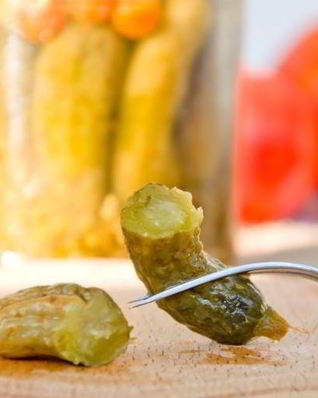 Маринованные корнишоны в банках