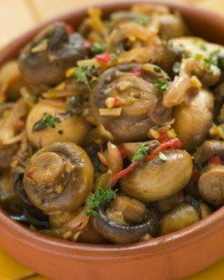 Маринованные шампиньоны в оливковом масле с эстрагоном и петрушкой